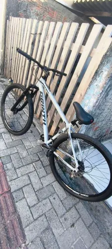 Vendo uma bike aro 29 e uma bike aro 26 semi novas