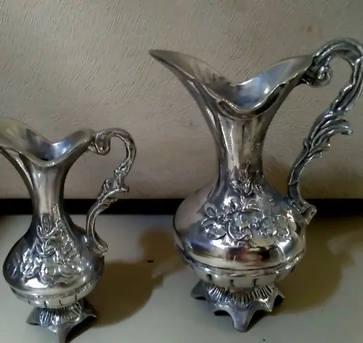 Par de Jarras italianas, pequenas em metal, semelhante a prata