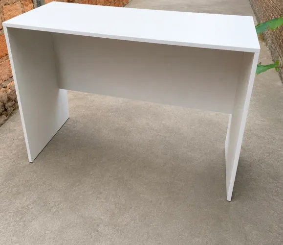 Mesa/Escrivaninha em MDF, em promoção. tamanho 1.10x48x76