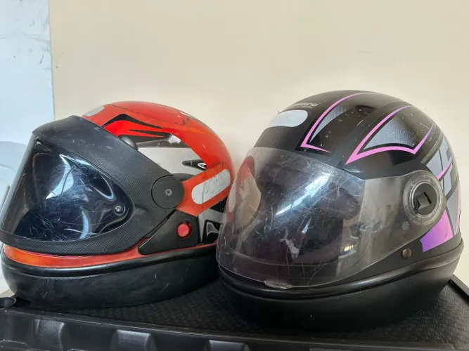 Dois capacetes usados