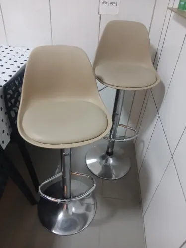 Banqueta com encosto e altura ajustável