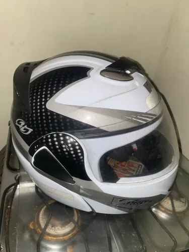 Capacete novinho pouco uso protege bem por apenas 350
