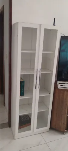 Armário com porta de vidro 