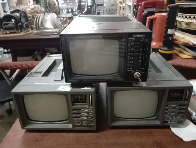 Tv. Portátil 12 polegadas.preto e branco década de 70/80 não funciona 90 reais a unidade