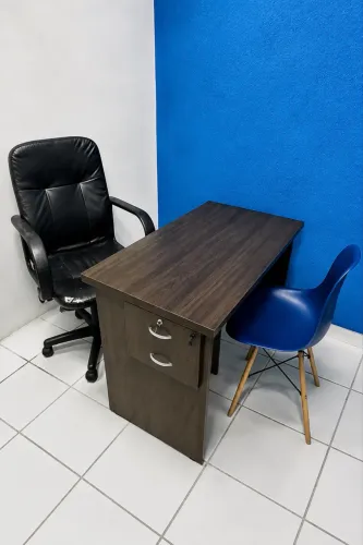 Mesa para Escritório com 2 gavetas + 2 Cadeiras