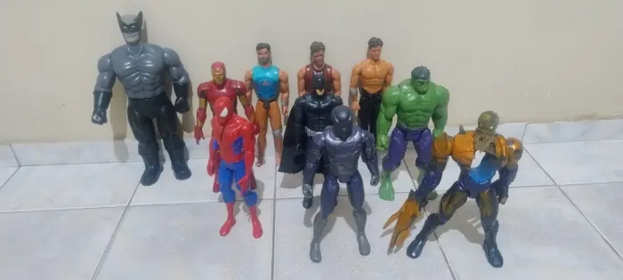 Bonecos Marvel e Max steel