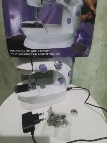 Vendendo essa máquina de costura portátil super eficiente 130 reais ela é nova