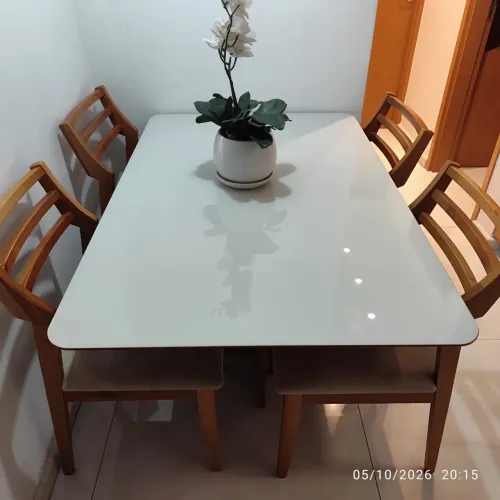 Vendo mesa 1,40x0,90 com 4 cadeiras. Pouco tempo de uso. Perfeito estado.