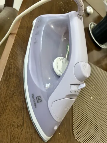 Ferro de passar roupa Electrolux 220v