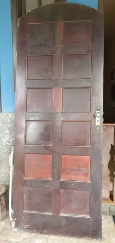 Porta antoga de madeira maciça