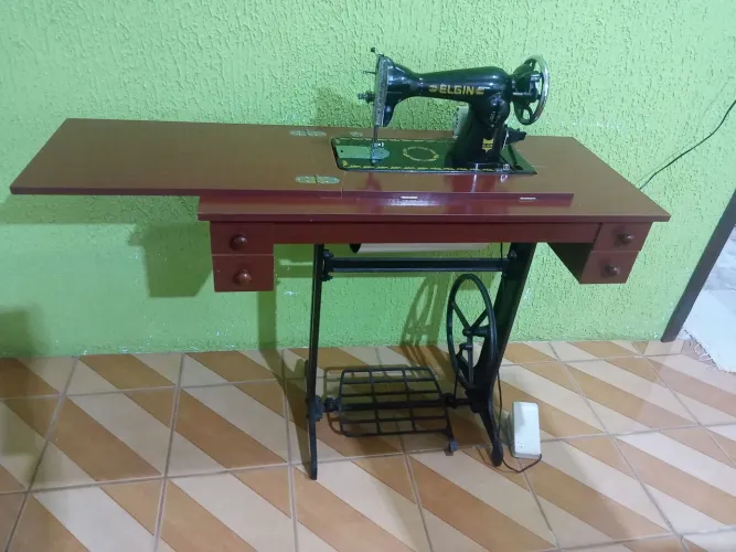 VENDO MÁQUINA DE COSTURA ANTIGA SINGER COM GABINETE.