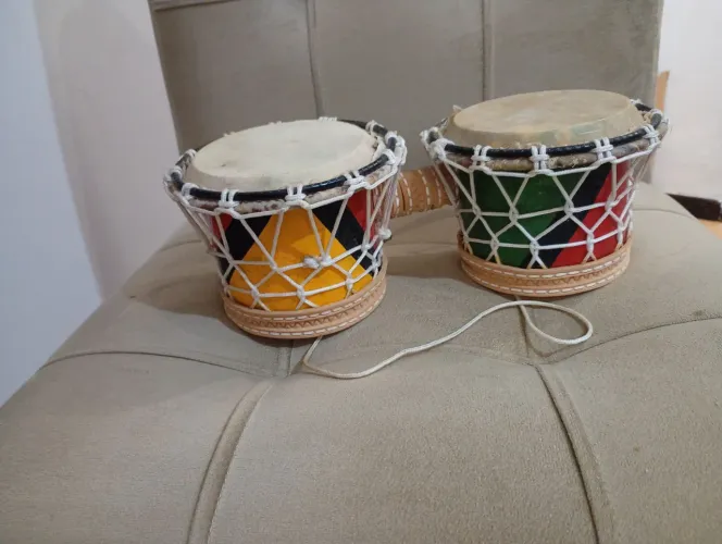 Instrumentos musicais para uso ou para enfeitar o ambiente!