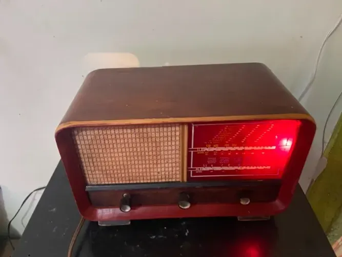 Radio antigo para decoração ou restauração