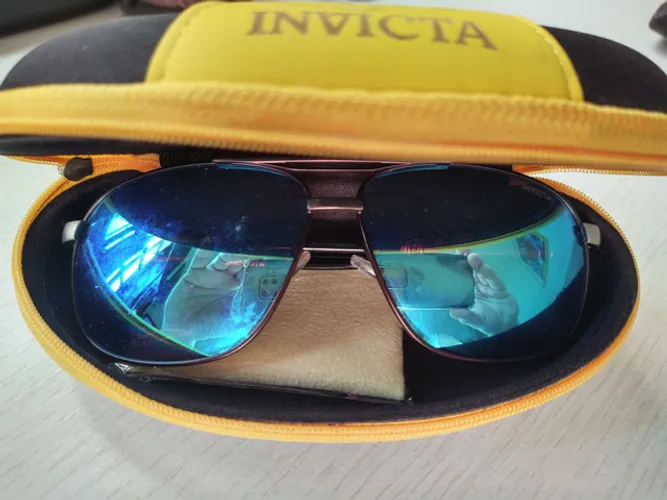 Oculos novo invicta fundo azul...  Lindo vem com caixa da marca