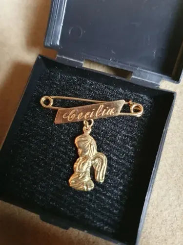 Broche Cecilia pingente anjo da guarda