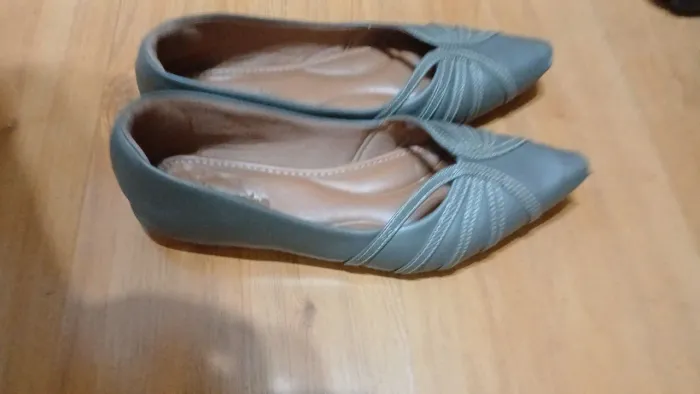 Sapatos de salto baixo cinza