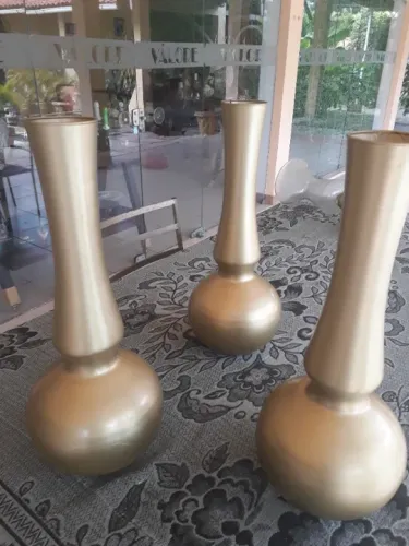 vasos dourados e transparentes com base dourada