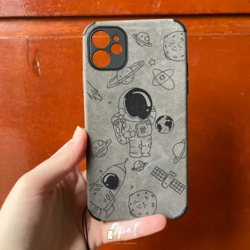Capinha Iphone 11 - Astronauta No Espaço Cinza