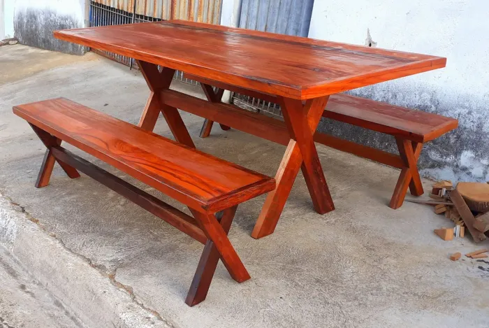 Mesa madeira Peroba rosa  com 2 bancos. 
