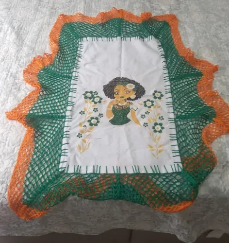 Toalha de mesa borda tricô nova.