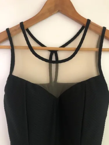 Vestido Preto Elegante com Detalhe em Tela