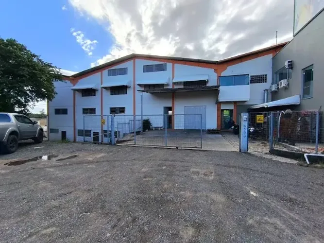 Galpão Pavilhão AMPLO numa geral próximo de comércios em Criciúma FÁCIL ACESSO A BR101