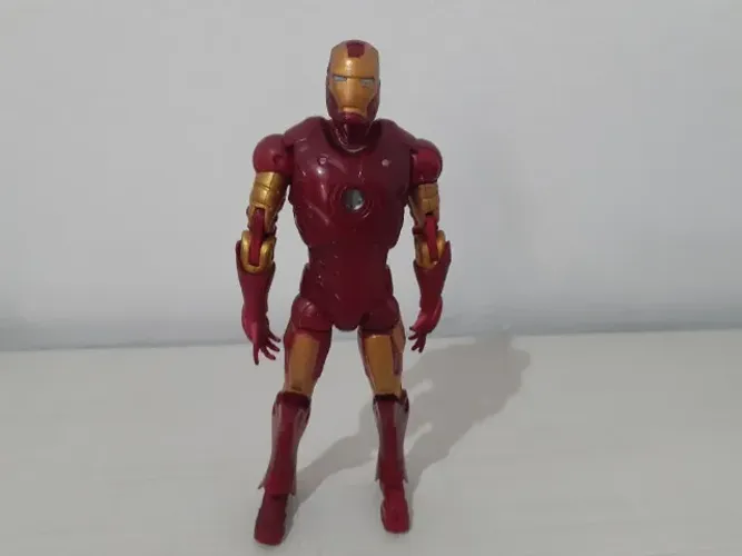 Boneco Iron Man "Tony Stark" da marca Hasbro (2008) , inspirado no filme do Homem de Ferro
