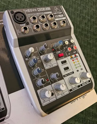 Mesa de som Behringer Xenyx Q502 USB