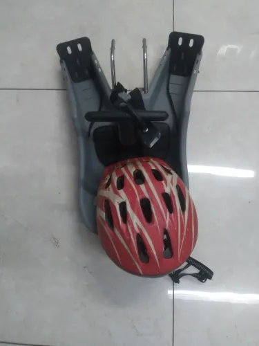 Cadeirinha para bicicleta infantil com capacete