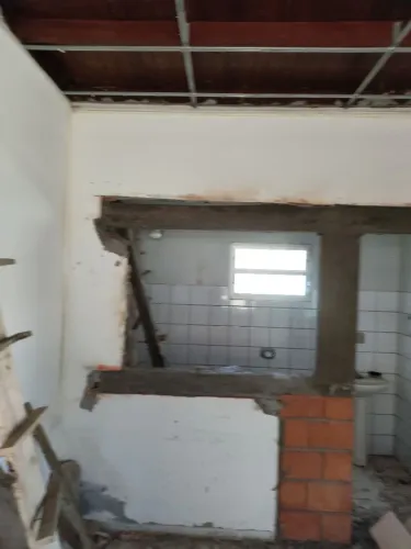 Meio oficial de pedreiro carpinteiro