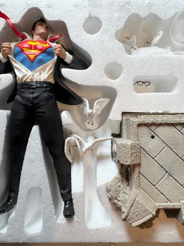 Iron studios Superman clark deluxe com card exclusivo 
