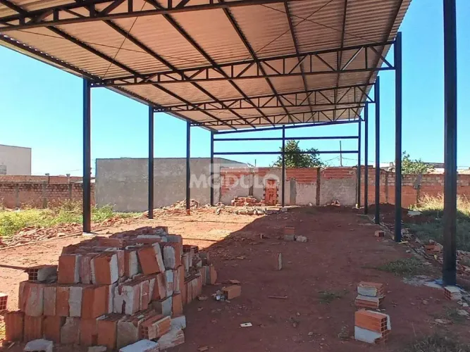 Vende -se Galpao em construcao de 230 m²
