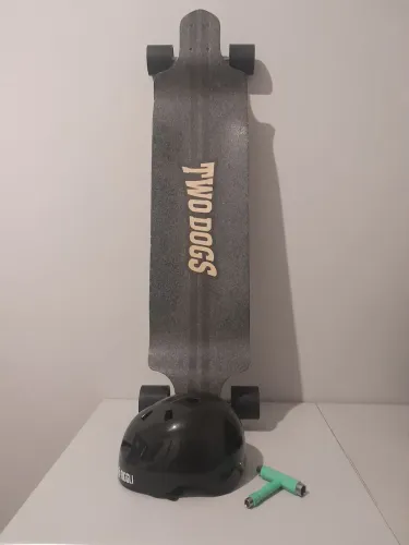 Longboard Downhill Two Dogs, Loe Gravity Pro. Acompanha uma Chave T, e um Capacete