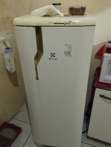Geladeira semi nova 