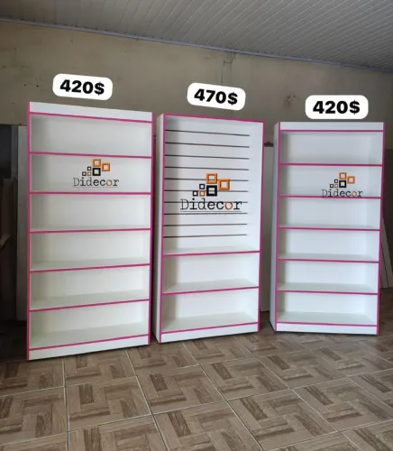 Estantes Brancas com Detalhes em Rosa - Didecor