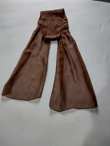 Faixa marrom de voile com detalhes dourados