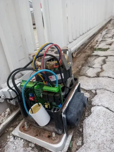 Manutencao. Portao automatico interfone alarme camera fechadura cerca
