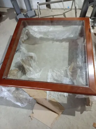 Mesa de centro com tampa de vidro1por1