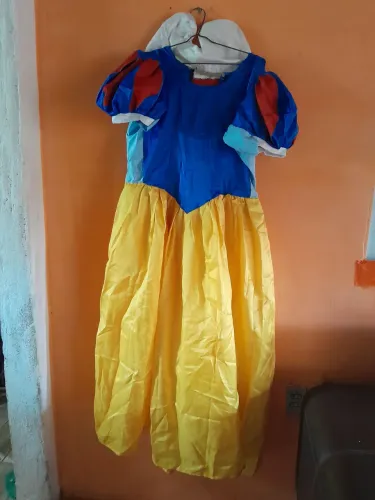 Vendo essa fantasia branca de neve