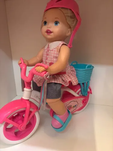 Boneca com bicicleta 