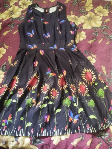 Vestido Floral com Borboletas e Girassóis