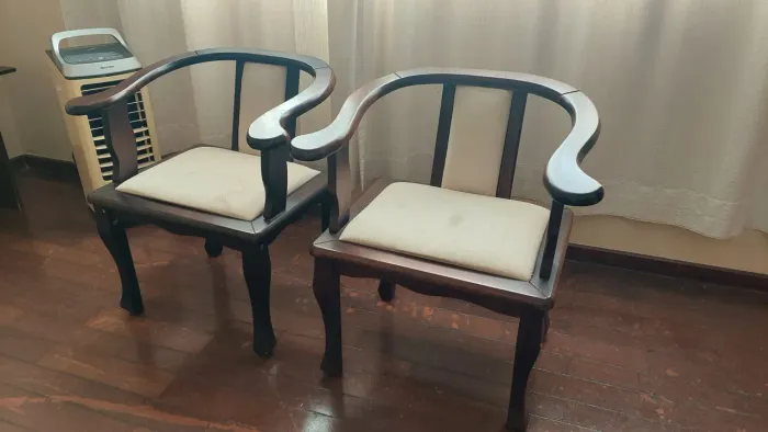 Conjunto de cadeiras tipo poltrona em mogno