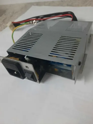 Fonte mesa behringer XL2400 