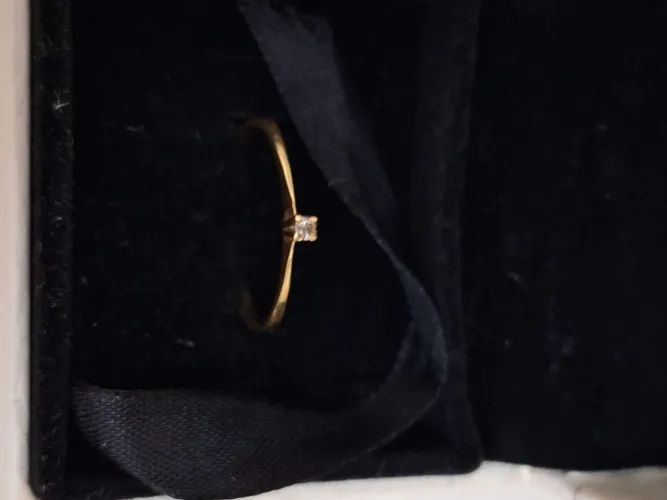 Anel solitário em ouro 18k e brilhantes 