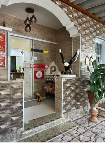 Vende-se excelente casa no Catumbi esquina com Rua Itapiru!