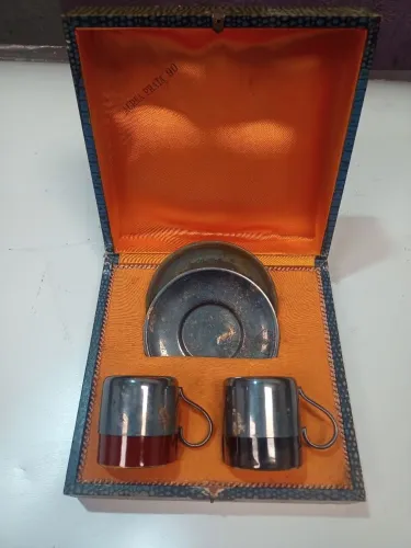 Par de xícaras de porcelana e metal USADAS