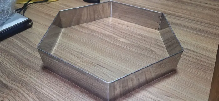 Aro cortador para tortas em inox formato sextavado de 30 cm de diâmetro e 15 cm de lado
