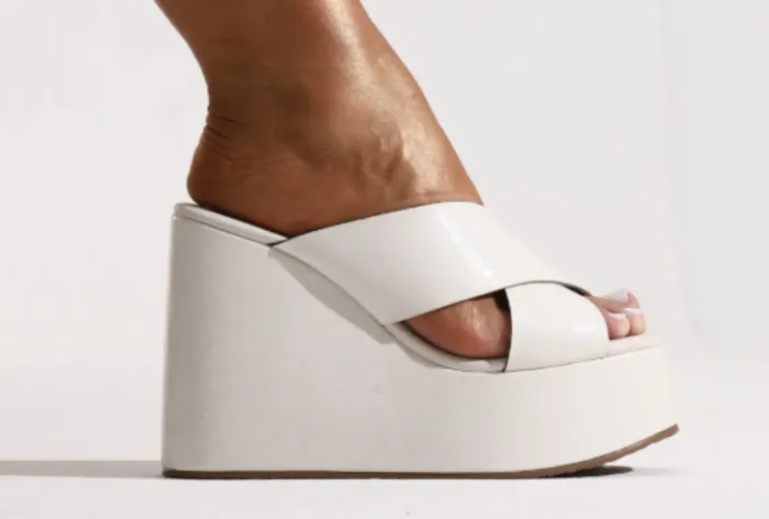 Sandália Plataforma Branca Elegante