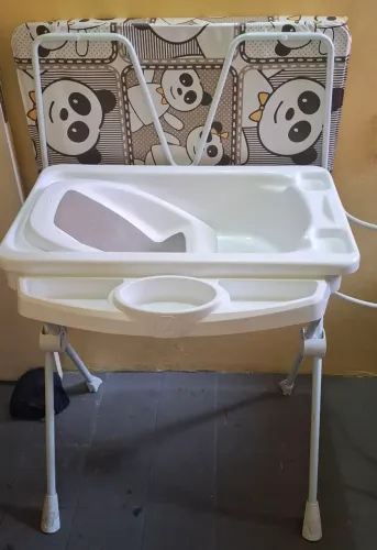 Vendo 3 itens por $300: banheira+trocador, bebê conforto e cadeirinha de balanço.