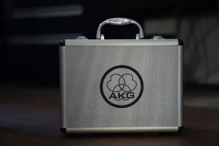Microfone AKG C414 Condensador Cardioide cor dark graygold Xlii